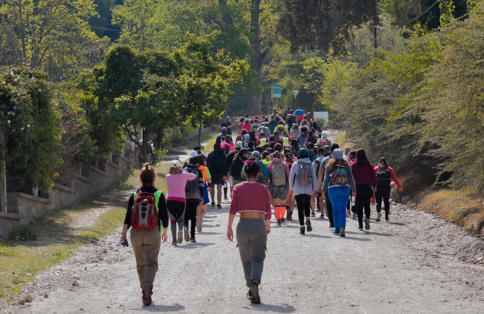 002-Gente-caminando-hacia-el-cerro-2-1.jpg